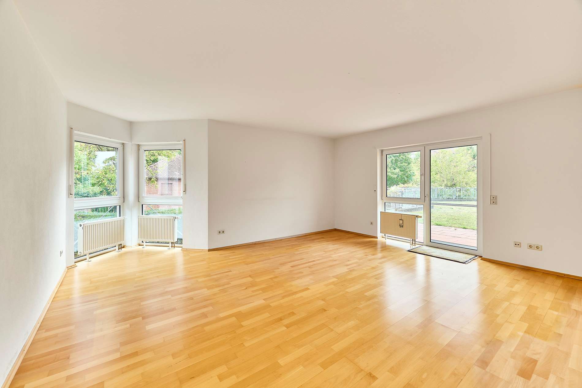 Helle 5-Zimmer-Wohnung im Erdgeschoss mit großzügigen Terrassen und modernem Wohnkomfort, 76887 Bad Bergzabern, Wohnung