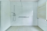 Helle 5-Zimmer-Wohnung im Erdgeschoss mit großzügigen Terrassen und modernem Wohnkomfort - Badezimmer