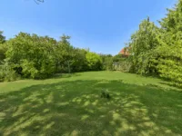 Wohnträume mit Perspektive – freistehendes Einfamilienhaus mit zusätzlichem Bauplatz - Garten_Begrünung KI-generiert