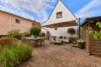 Wohnträume mit Perspektive – freistehendes Einfamilienhaus mit zusätzlichem Bauplatz - Terrasse_Möblierung Ki-generiert