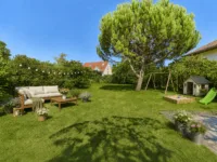 Wohnträume mit Perspektive – freistehendes Einfamilienhaus mit zusätzlichem Bauplatz - Garten_Begrünung & Möblierung KI-generiert