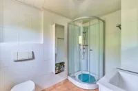 Wohnträume mit Perspektive – freistehendes Einfamilienhaus mit zusätzlichem Bauplatz - Badezimmer