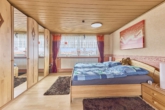 Modernisierte Doppelhaushälfte mit idyllischem Außenbereich und einladender Terrasse - Schlafzimmer DG