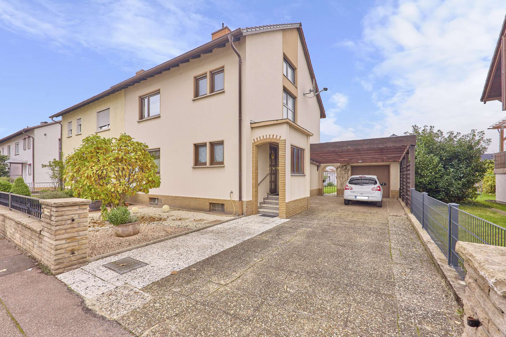 Modernisierte Doppelhaushälfte mit idyllischem Außenbereich und einladender Terrasse, 67433 Neustadt an der Weinstraße, Doppelhaushälfte