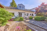 Besonderes Traumdomizil mit stilvollen Wohnbereichen & paradiesischem Garten in ruhiger Lage - Frontansicht