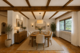 Bungalow in Feldrandlage: Ebenerdiger Wohnerlebnis mit Wintergarten und überdachter Terrasse - Esszimmer (digitales Staging)