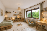 Bungalow in Feldrandlage: Ebenerdiger Wohnerlebnis mit Wintergarten und überdachter Terrasse - Kinderzimmer (digitales Staging)