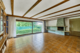 Bungalow in Feldrandlage: Ebenerdiger Wohnerlebnis mit Wintergarten und überdachter Terrasse - Wohnzimmer
