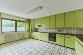 Bungalow in Feldrandlage: Ebenerdiger Wohnerlebnis mit Wintergarten und überdachter Terrasse - Küche
