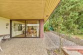 Bungalow in Feldrandlage: Ebenerdiger Wohnerlebnis mit Wintergarten und überdachter Terrasse - Terrasse