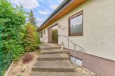 Bungalow in Feldrandlage: Ebenerdiger Wohnerlebnis mit Wintergarten und überdachter Terrasse - Eingang