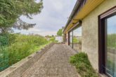 Bungalow in Feldrandlage: Ebenerdiger Wohnerlebnis mit Wintergarten und überdachter Terrasse - Terasse