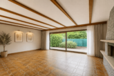 Bungalow in Feldrandlage: Ebenerdiger Wohnerlebnis mit Wintergarten und überdachter Terrasse - Wohnzimmer