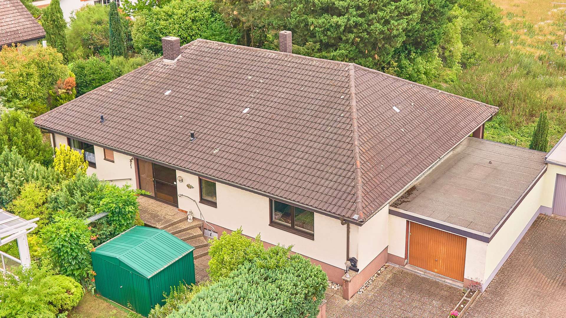 Bungalow in Feldrandlage: Ebenerdiger Wohnerlebnis mit Wintergarten und überdachter Terrasse, 67454 Haßloch, Einfamilienhaus