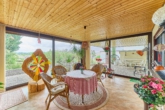 Bungalow in Feldrandlage: Ebenerdiger Wohnerlebnis mit Wintergarten und überdachter Terrasse - Wintergarten