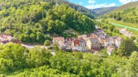 Modernes Wohnen nach Ihren Vorstellungen – Ausbauhaus mit 2 Maisonettewohnungen - Außenansicht