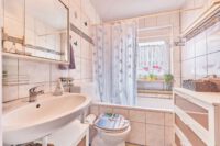 Vermietete 3-Zimmer-Wohnung mit ca. 4 % Rendite in zentraler Lage - Bad