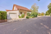Einfamilienhaus mit idyllischem Garten - Straßenansicht