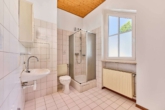 Attraktives Reihenmittelhaus mit eigenem Garten, in beliebter Wohnlage - Badezimmer