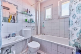 Charme trifft Raum: Zweifamilienhaus im Altbaustil mit großzügigem Garten - Badezimmer OG