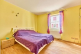 Charme trifft Raum: Zweifamilienhaus im Altbaustil mit großzügigem Garten - Schlafzimmer EG