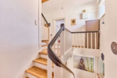 Charme trifft Raum: Zweifamilienhaus im Altbaustil mit großzügigem Garten - Treppenhaus