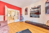 Charme trifft Raum: Zweifamilienhaus im Altbaustil mit großzügigem Garten - Wohnzimmer