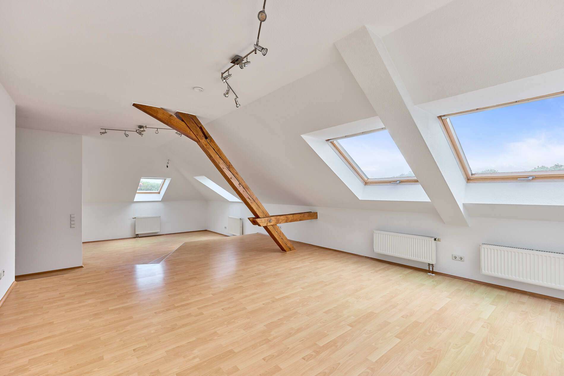 Stilvolle Dachgeschosswohnung mit Aufzug und zwei Stellplätzen in ehemaliger Kaserne, 76829  Landau in der Pfalz, Dachgeschosswohnung