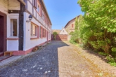 Charakterstarkes Fachwerkhaus mit attraktivem Bauplatz für Ein- bis Mehrfamilienhaus - Innenhof