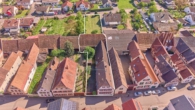 Charakterstarkes Fachwerkhaus mit attraktivem Bauplatz für Ein- bis Mehrfamilienhaus - Drohnenaufnahme