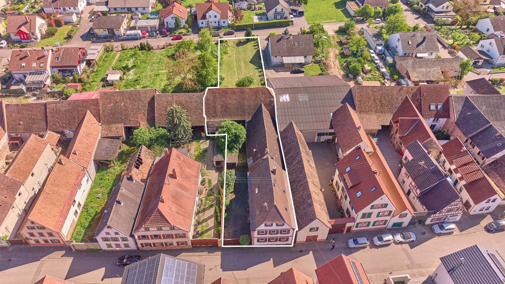Charakterstarkes Fachwerkhaus mit attraktivem Bauplatz für Ein- bis Mehrfamilienhaus, 67482 Altdorf, Einfamilienhaus