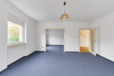 Wohnen zwischen Weinreben: Doppelhaushälfte mit Garten, Garage und Ausbaureserve - Wohnzimmer