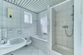 Wohnen zwischen Weinreben: Doppelhaushälfte mit Garten, Garage und Ausbaureserve - Badezimmer