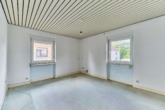 Wohnen zwischen Weinreben: Doppelhaushälfte mit Garten, Garage und Ausbaureserve - Zimmer