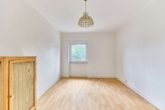 Wohnen zwischen Weinreben: Doppelhaushälfte mit Garten, Garage und Ausbaureserve - Zimmer