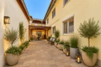 Familienfreundliches Zuhause in ruhiger Wohnlage der Südpfalz - Hof_KI generiert
