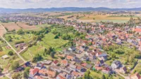 Wohnensemble mit Dreiseithof-Charakter, Wintergarten & mediterranem Flair - Drohnenaufnahme