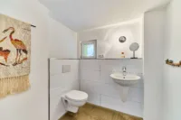 Wohnensemble mit Dreiseithof-Charakter, Wintergarten & mediterranem Flair - Gäste-WC