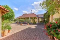 Wohnensemble mit Dreiseithof-Charakter, Wintergarten & mediterranem Flair - Innenhof