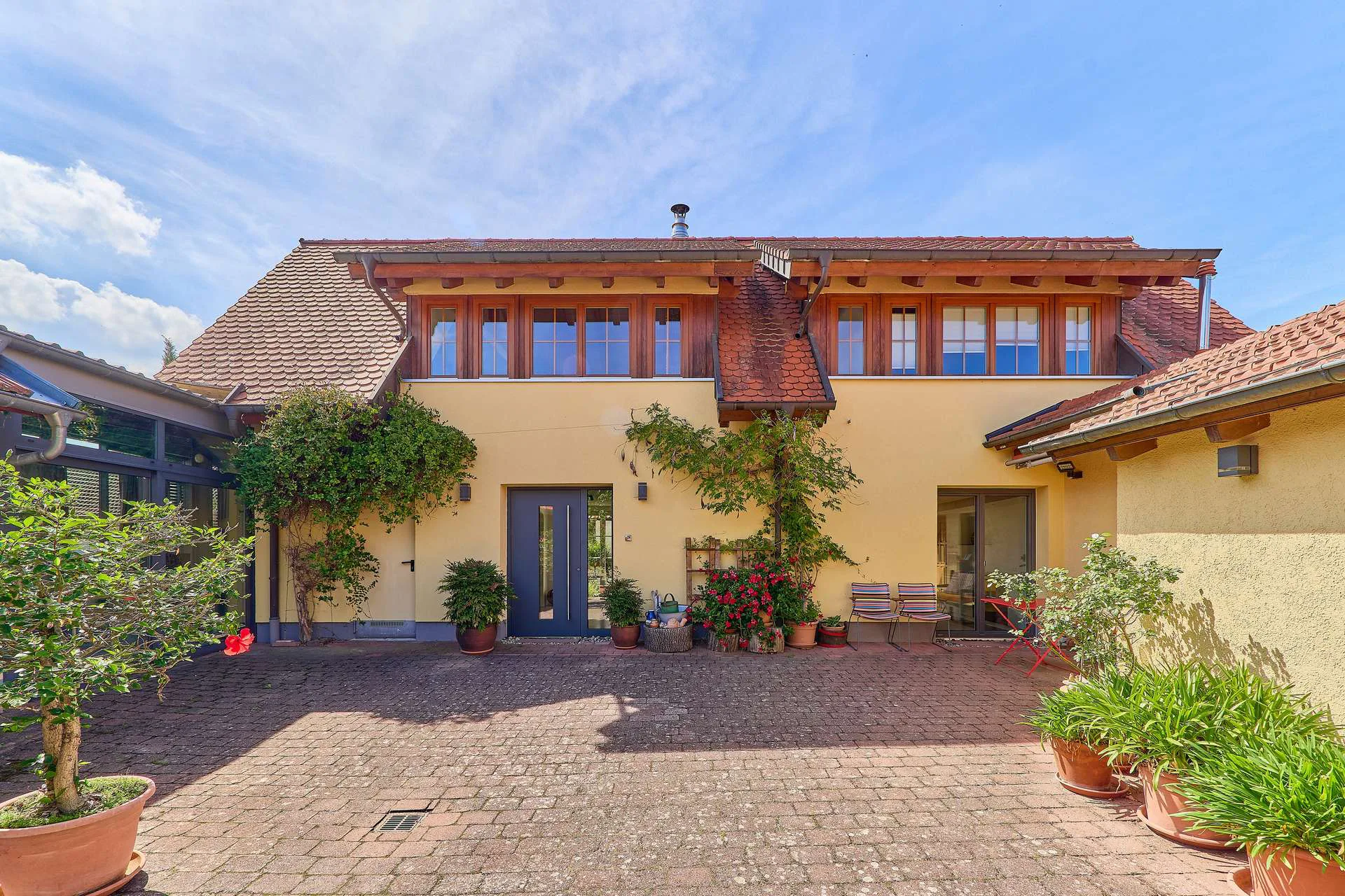 Wohnensemble mit Dreiseithof-Charakter, Wintergarten & mediterranem Flair, 76889 Steinfeld, Einfamilienhaus