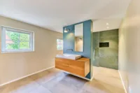 Wohnensemble mit Dreiseithof-Charakter, Wintergarten & mediterranem Flair - Badezimmer