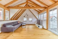 Wohnensemble mit Dreiseithof-Charakter, Wintergarten & mediterranem Flair - Wohnzimmer Haupthaus