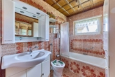 Einfamilienhaus mit besonderem Ambiente und grünem Rückzugsort - Badezimmer