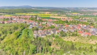 Einfamilienhaus mit besonderem Ambiente und grünem Rückzugsort - Drohnenaufnahme