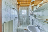 Einfamilienhaus mit besonderem Ambiente und grünem Rückzugsort - Badezimmer