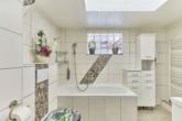Exklusive Wohlfühlimmobilie mit traumhaftem Garten, Pool und Terrasse - Badezimmer mit Wanne