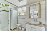 Exklusive Wohlfühlimmobilie mit traumhaftem Garten, Pool und Terrasse - Badezimmer mit Dusche