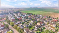 Ein Zuhause zum Ankommen: Familienidylle mit grünem Gartenparadies und Einliegerwohnung - Drohnenaufnahme