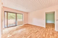 Ein Zuhause zum Ankommen: Familienidylle mit grünem Gartenparadies und Einliegerwohnung - Wohnzimmer_ELW