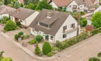 Doppelhaushälfte mit großzügigem Garten, Balkon & Potenzial für individuelle Wohnideen - Außenansicht